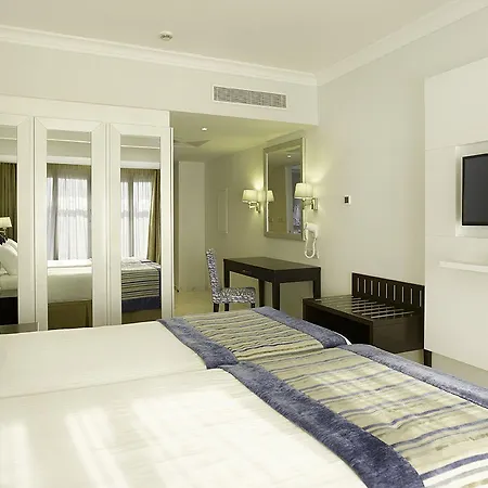 אתר נופש Olympic Lagoon 5*