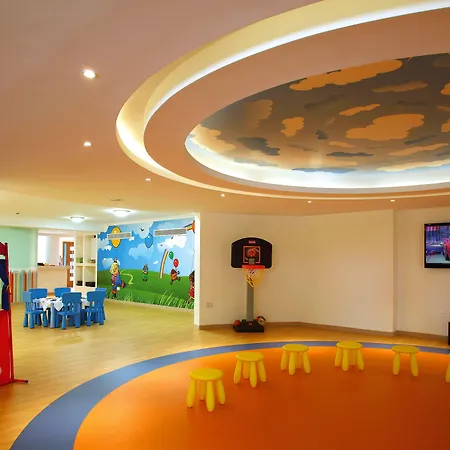 אתר נופש Olympic Lagoon איה נאפה